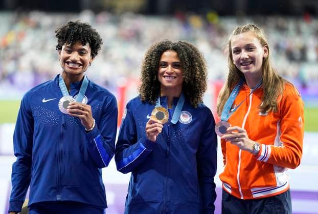 Women s 400m hurdles gold medalist Sydney McLaughlin-Levrone of the U.S. (C), silver medalist Anna Cockrell of the U.S. (L) and bronze medalist Femke Bol of the Netherlands pose on the podium during the Paris 2024 Olympic Games, Olympische Spiele, Olympia, OS Athletics competition at the Stade de France in Paris, France, on Friday, August 9, 2024.  OLY202408091817 PAULxHANNA