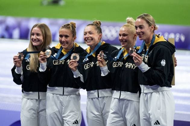 JUNGK Sophia (Deutschland), HAASE Rebekka (Deutschland), LUECKENKEMPER Gina (Deutschland), MAYER Lisa (Deutschland), BURGHARDT Alexandra (Deutschland) jubeln bei der Siegerehrung auf dem Podium ueber Platz 3 und Bronze Medaille beim 4 x 100 Meter Staffel Lauf, Frauen, FRA, Olympische Spiele Paris 2024, Leichtathletik, Abendsession, 09.08.2024 FRA, Olympische Spiele Paris 2024, Leichtathletik, Abendsession, 09.08.2024 Paris Copyright: xEibner-Pressefoto Memmlerx EP_MMR