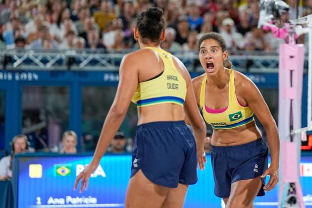 PARIS, FRANCE - AUGUST 9: Ana Patricia Silva Ramos of Brazil and Duda Eduarda Santos Lisboa of Brazil celebrate during the Women s Gold Medal Match between Brazil and Canada on day fourteen of the Olympic Games, Olympische Spiele, Olympia, OS Paris 2024 at Stade Eiffel Champ-de-Mars on August 9, 2024 in Paris, France. Paris France Copyright: xJustPictures.ch DanielaxPorcellix jp-en-EuSpIm-20240809-_DP22300