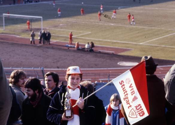 Archivbilder der Woche SPORT KW32 19.01.80 VfB Stuttgart Hansi Müller Bravo Silber Otto Deutschland, Stuttgart, 19.01.1980, Fussball, Bundesliga, VfB Stuttgart: Junge Fan im Stadion mit Bravo Silber Otto für Hansi Müller. *** 19 01 80 VfB Stuttgart Hansi Müller Bravo Silver Otto Germany, Stuttgart, 19 01 1980, Soccer, Bundesliga, VfB Stuttgart Young fan in the stadium with Bravo Silver Otto for Hansi Müller