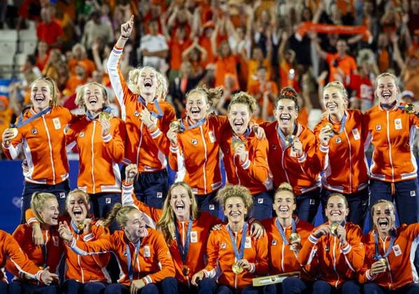 Sport Themen der Woche KW32 Sport Bilder des Tages PARIS - Dutch women s hockey players during the presentation of their gold medal after the victory over China during the final at the Olympic Games, Olympische Spiele, Olympia, OS ANP ROBIN VAN LONKHUIJSEN xVIxANPxSportx xxANPxIVx 505613902 originalFilename: 505613902.jpg