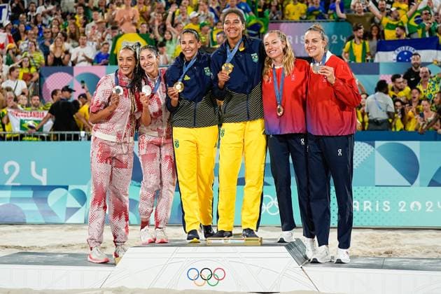 Sport Bilder des Tages PARIS, FRANCE - AUGUST 9: L-R) Brandie Wilkerson of Canada, Melissa Humana-Paredes of Canada, Eduarda Santos Lisboa of Brazil, Ana Patricia Silva Ramos of Brazil, Nina Brunner of Switzerland, Tanja Hueberli of Switzerland pose with their medals during the ceremony after the Finals on day fourteen of the Olympic Games, Olympische Spiele, Olympia, OS Paris 2024 at Stade Eiffel Champ-de-Mars on August 9, 2024 in Paris, France. Paris France Copyright: xJustPictures.ch DanielaxPorcellix jp-en-EuSpIm-20240810-_DP23837