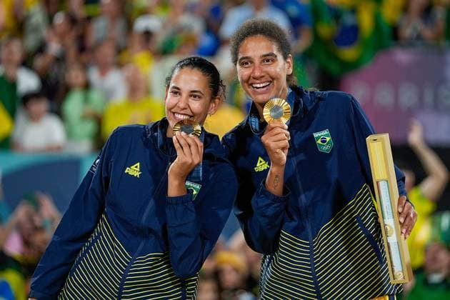 PARIS, FRANCE - AUGUST 9: Ana Patricia Silva Ramos of Brazil R) and Eduarda Santos Lisboa of Brazil L) celebrate their victory and pose with their gold medal after the Women s Gold Medal Match between Brazil and Canada on day fourteen of the Olympic Games, Olympische Spiele, Olympia, OS Paris 2024 at Stade Eiffel Champ-de-Mars on August 9, 2024 in Paris, France. Paris France Copyright: xJustPictures.ch DanielaxPorcellix jp-en-EuSpIm-20240810-_DP23737-3