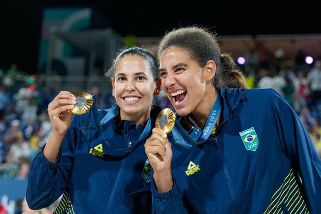 PARIS, FRANCE - AUGUST 9: Ana Patricia Silva Ramos of Brazil R) and Eduarda Santos Lisboa of Brazil L) celebrate their victory and pose with their gold medal after the Women s Gold Medal Match between Brazil and Canada on day fourteen of the Olympic Games, Olympische Spiele, Olympia, OS Paris 2024 at Stade Eiffel Champ-de-Mars on August 9, 2024 in Paris, France. Paris France Copyright: xJustPictures.ch DanielaxPorcellix jp-en-EuSpIm-20240810-_DP15126