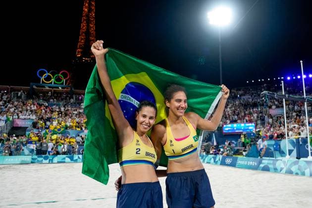 PARIS, FRANCE - AUGUST 9: Duda Eduarda Santos Lisboa of Brazil and Ana Patricia Silva Ramos of Brazi celebrate their victory during the Women s Gold Medal Match between Brazil and Canada on day fourteen of the Olympic Games, Olympische Spiele, Olympia, OS Paris 2024 at Stade Eiffel Champ-de-Mars on August 9, 2024 in Paris, France. Paris France Copyright: xJustPictures.ch DanielaxPorcellix jp-en-EuSpIm-20240809-_DP15090