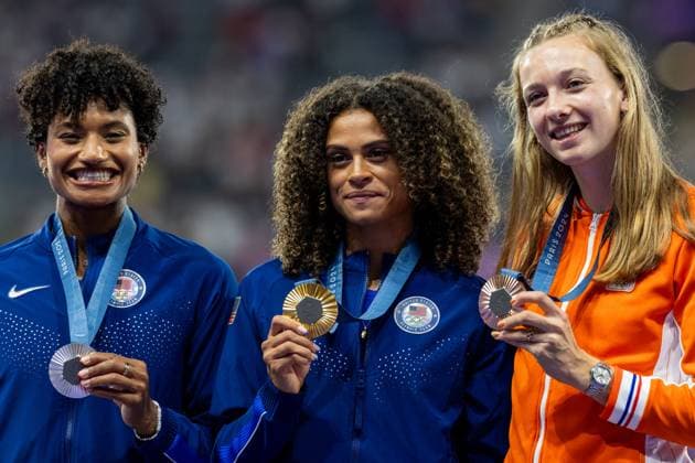 Athletics - Olympics Games Paris 2024: Day 14 Gold medalist Sydney McLaughlin-Levrone of Team United States (C), Silver medalist Anna Cockrell of Team United States (L) and Bronze medalist Femke Bol of Team Netherlands (R) celebrate on the podium during the Women s 400m Hurdles medal ceremonyon day fourteen of the Olympic Games, Olympische Spiele, Olympia, OS Paris 2024 at Stade de France on August 09, 2024 in Paris, France Paris France  Copyright: xAndrzejxIwanczukx originalFilename:iwanczuk-athletic240809_npMiV.jpg