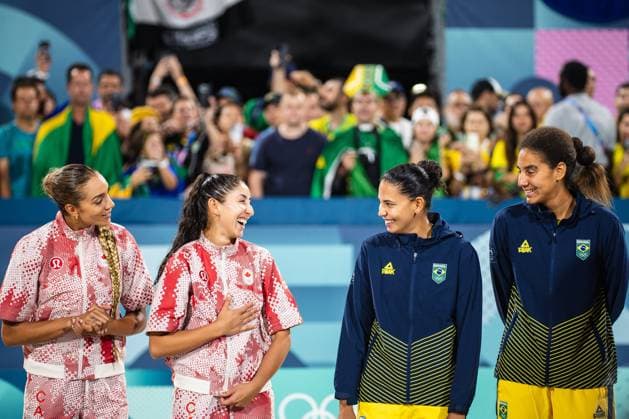 Brazil vs Canada women&amp; 39;s beach volleyb PARIS, IF - 10.08.2024: BRAZIL VS CANADA WOMEN& 39;S BEACH VOLLEYB - Beach volleyball, Beachvolleyball - Paris 2024 Olympics - Brazil (Ana Patricia and Duda) x Canada (Melissa and Brandie) in a match valid for the final of the women& 39;s doubles competition, held at the Eiffel Tower Arena, in Paris, France, this Friday (09) (Photo: Luca Castro Fotoarena) x2591414x  LucaxCastro
