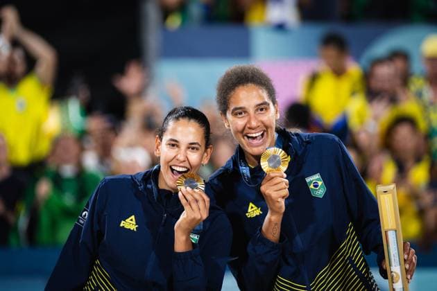 Sport Bilder des Tages Brazil vs Canada women&amp; 39;s beach volleyb PARIS, IF - 10.08.2024: BRAZIL VS CANADA WOMEN& 39;S BEACH VOLLEYB - Beach volleyball, Beachvolleyball - Paris 2024 Olympics - Brazil (Ana Patricia and Duda) x Canada (Melissa and Brandie) in a match valid for the final of the women& 39;s doubles competition, held at the Eiffel Tower Arena, in Paris, France, this Friday (09) (Photo: Luca Castro Fotoarena) x2591428x  LucaxCastro