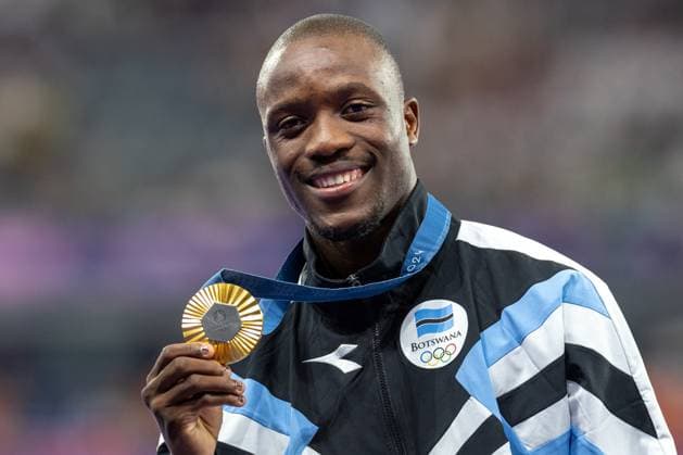 Sport Bilder des Tages Athletics - Olympics Games Paris 2024: Day 14 Gold medalist Letsile Tebogo of Team Botswana celebrates on the podium during the Men s 200m medal ceremony on day fourteen of the Olympic Games, Olympische Spiele, Olympia, OS Paris 2024 at Stade de Franceon August 09, 2024 in Paris, France. Paris France  Copyright: xAndrzejxIwanczukx originalFilename:iwanczuk-athletic240809_npK9f.jpg