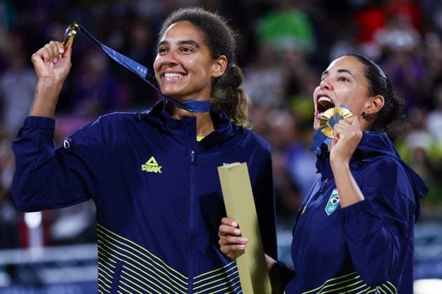 PARIS, FRANCE - AUGUST 10: Brazil (AnaPatricia Duda) celebrate with their Gold Medals during the Women™s Beach volleyball, Beachvolleyball Final, Paris 2024 Olympic Games, Olympische Spiele, Olympia, OS between between Brazil (AnaPatricia Duda) and Canada (Melissa Brandie) at the Eiffel Tower Centre Court on August 10, 2024 in Paris, France. (Photo by Pete Dovgan Speed Media Icon Sportswire) OLYMPICS: AUG 10 Paris 2024 EDITORIAL USE ONLY Icon2408090513