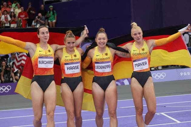 Sport Themen der Woche KW32 Sport Bilder des Tages Olympic Games, Olympische Spiele, Olympia, OS Paris 2024, Olympische Spiele 2024, 26.07-10.08.2024 , Leichtathletik, Track and Field, Stade de France Paris, 4x100m Staffellauf Frauen , Alexandra Burghardt, Rebekka Haase, Gina Lückenkemper, Lisa Mayer, alle Deutschland, *** Olympic Games Paris 2024, Olympic Games 2024, 26 07 10 08 2024 , Athletics, Track and Field, Stade de France Paris, 4x100m Relay Women , Alexandra Burghardt, Rebekka Haase, Gina Lückenkemper, Lisa Mayer, all Germany,