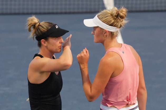 August 9, 2024, Toronto, On, CAN: Gabriela Dabrowski of Canada (left) and doubles partner Erin Routliffe of Australia confer during their match against Magda Linette of Poland and Peyton Stearns fo the United States at the National Bank Open in Toronto on Friday, August 9, 2024. Canada s Gabriela Dabrowski : Erin Routliffe  - ZUMAc35_ 20240809_zaf_c35_218 Copyright: xChrisxYoungx