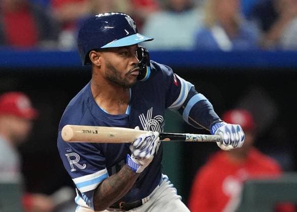 AUG 9, 2024: Kansas City Royals third base Maikel Garcia (11) looks to lay down a bunt at Kauffman Stadium Kansas City, Missouri. CSM. Kansas City United States - ZUMAc04_ 20240809_zma_c04_297 Copyright: xJonxRobichaudx