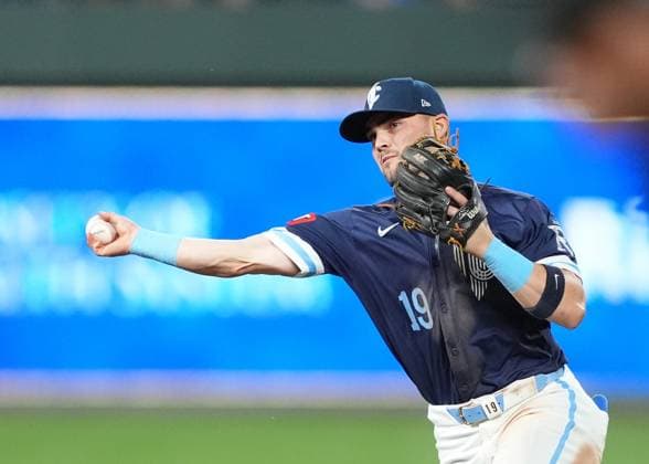 AUG 9, 2024: Kansas City Royals second base Michael Massey (19) makes a play for an out at Kauffman Stadium Kansas City, Missouri. CSM. Kansas City United States - ZUMAc04_ 20240809_zma_c04_304 Copyright: xJonxRobichaudx