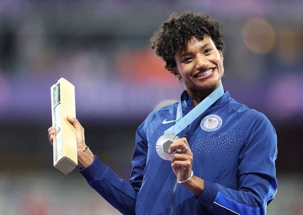 (240809) -- PARIS, Aug. 9, 2024 -- Silver medalist Anna Cockrell of United States reacts during the victory ceremony of the women s 400m hurdles of Athletics at the Paris 2024 Olympic Games, Olympische Spiele, Olympia, OS in Paris, France, Aug. 9, 2024. ) (PARIS2024) FRANCE-PARIS-OLY-ATHLETICS-400M HURDLES-WOMEN LixYing 