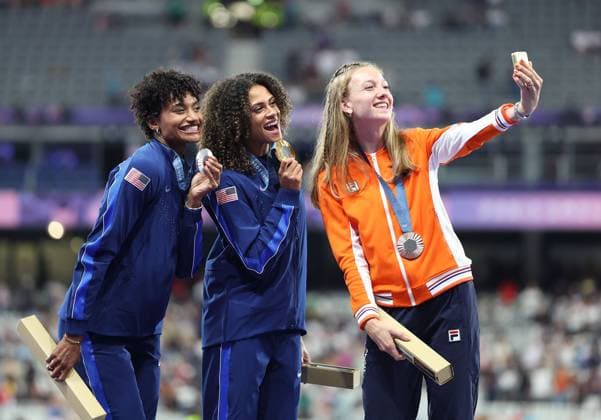 (240809) -- PARIS, Aug. 9, 2024 -- Gold medalist Sydney McLaughlin-Levrone (C) of the United States, silver medalist Anna Cockrell (L) of the United States and bronze medalist Femke Bol of the Netherlands take selfies during the victory ceremony for the women s 400m hurdles of Athletics at the Paris 2024 Olympic Games, Olympische Spiele, Olympia, OS in Paris, France, Aug. 9, 2024. ) (PARIS2024) FRANCE-PARIS-OLY-ATHLETICS-400M HURDLES-WOMEN LixYing 