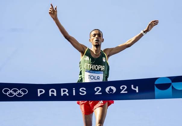 Bilder des Jahres 2024, Sport 08 August Sport Themen der Woche KW32 Sport Bilder des Tages PARIS - Ethiopia s Tamirat Tola wins the men s marathon at the Olympic Games, Olympische Spiele, Olympia, OS The marathon is traditionally run in the last weekend of the Games. ANP IRIS VAN DEN BROEK xVIxANPxSportx xxANPxIVx 505654461 originalFilename: 505654461.jpg