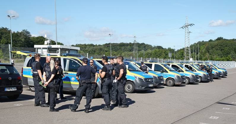 10.08.2024, xmohx, Fussball 2.Bundesliga, SV Elversberg - 1.FC Köln emspor, v.l. Polizei (DFL DFB REGULATIONS PROHIBIT ANY USE OF PHOTOGRAPHS as IMAGE SEQUENCES and or QUASI-VIDEO) Elversberg