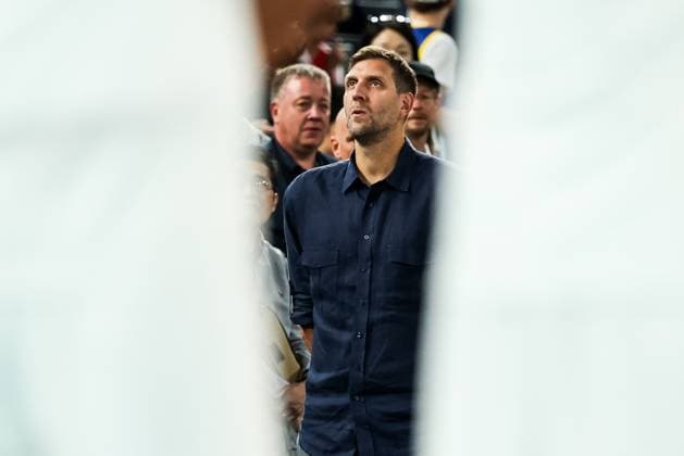 FRA, Paris, Olympischen Spiele Paris 2024, (10.08.2024, Basketball Herren Spiel um Platz 3 Deutschland - Serbien - Bercy Arena) Dirk Nowitzki (ehemaliger deutscher Basketball Profi) während der deutschen Nationalhymne Copyright: HMBxMedia SteffiexWunderl