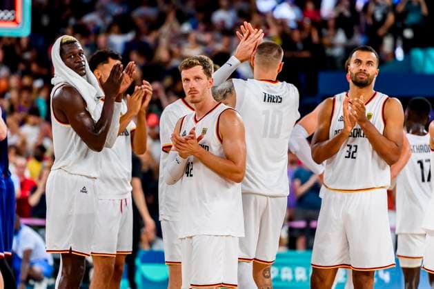 Sport Themen der Woche KW32 FRA, Olympische Sommerspiele Paris 2024, Basketball, Spiel um Platz 3 , Deutschland (GER) vs Serbien (SRB) 10.08.2024, Bercy Arena, Paris, FRA, Olympische Sommerspiele Paris 2024, Basketball, Spiel um Platz 3 , Deutschland (GER) vs Serbien (SRB) , im Bild Deutschland mit THIEMANN Johannes (GER 32) BONGA Isaac (GER 0) OBST Andreas (GER 42) enttäuscht enttaeuscht traurig dissapointed *** FRA, Summer Olympics Paris 2024, Basketball, Match for 3rd place , Germany GER vs Serbia SRB 10 08 2024, Bercy Arena, Paris, FRA, Summer Olympics Paris 2024, Basketball, Match for 3rd place , Germany GER vs Serbia SRB , in the picture Germany with THIEMANN Johannes GER 32 BONGA Isaac GER 0 OBST Andreas GER 42 disappointed disappointed sad dissapointed nordphotoxGmbHx xStraubmeier nph00004