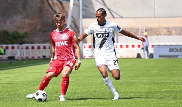 10.08.2024, Fussball, Herren, 2. Bundesliga, Saison 2024 2025, SV 07 Elversberg - 1. FC Köln, Jan Thielmann (1. FC Köln) Filimon Gerezgiher (SV 07 Elversberg) Elversberg Ursapharm-Arena an der Kaiserlinde Saarland Deutschland (DE)