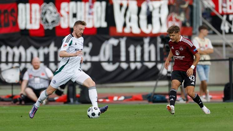 v. l. Tobias Mohr (Schalke, 29) und Jannik Hofmann (1.FC Nuernberg, 43), 10.08.2024, Fussball, 2. Bundesliga, 2. Spieltag, 1. FC Nuernberg - FC Schalke 04, GER, Nuernberg, Max-Morlock-Stadion, DFL REGULATIONS PROHIBIT ANY USE OF PHOTOGRAPHS AS IMAGE SEQUENCES AND OR QUASI-VIDEO.