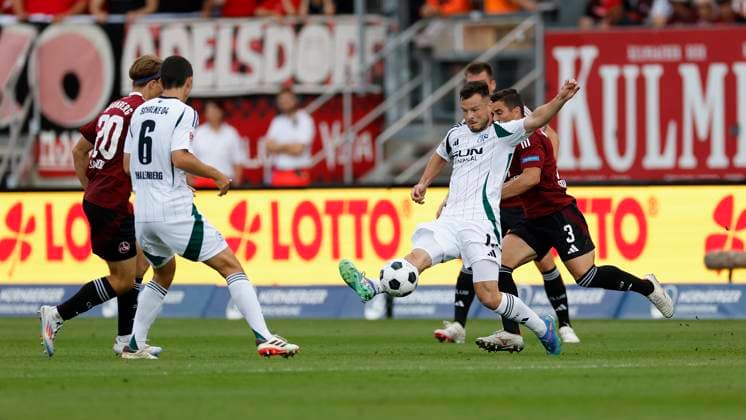 v. l. Caspar Jander (1.FC Nuernberg, 20), Ron Schallenberg (Schalke, 6), Zweikampf zwischen Adrian Gantenbein (Schalke, 17) und Danilo Soares (1.FC Nuernberg, 3). 10.08.2024, Fussball, 2. Bundesliga, 2. Spieltag, 1. FC Nuernberg - FC Schalke 04, GER, Nuernberg, Max-Morlock-Stadion, DFL REGULATIONS PROHIBIT ANY USE OF PHOTOGRAPHS AS IMAGE SEQUENCES AND OR QUASI-VIDEO.