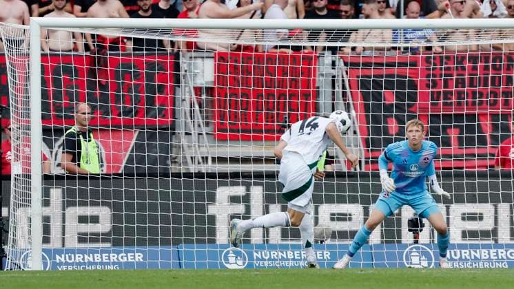 v. l. Janik Bachmann (Schalke, 14) kommt frei vor Torwart Jan Reichert (1.FC Nuernberg, 1) zum Kopfball. 10.08.2024, Fussball, 2. Bundesliga, 2. Spieltag, 1. FC Nuernberg - FC Schalke 04, GER, Nuernberg, Max-Morlock-Stadion, DFL REGULATIONS PROHIBIT ANY USE OF PHOTOGRAPHS AS IMAGE SEQUENCES AND OR QUASI-VIDEO.