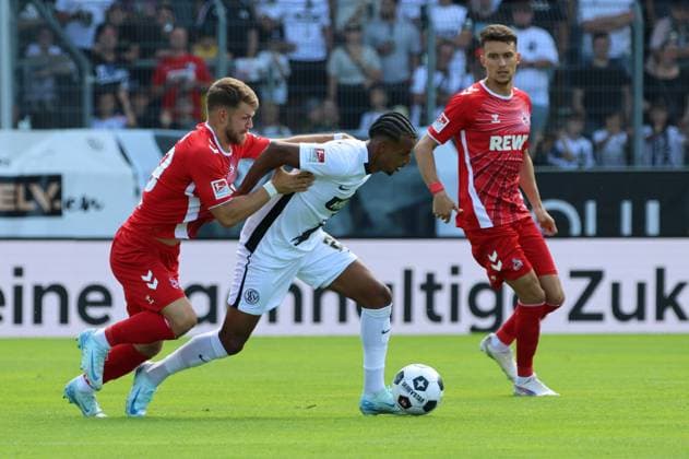 10.08.2024, Fussball, Herren, 2. Bundesliga, Saison 2024 2025, SV 07 Elversberg - 1. FC Köln, Filimon Gerezgiher (SV 07 Elversberg), Jan Thielmann (1. FC Koeln), Dejan Ljubicic (1. FC Koeln) Elversberg Ursapharm-Arena an der Kaiserlinde Saarland Deutschland (DE)