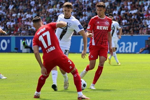 10.08.2024, Fussball, Herren, 2. Bundesliga, Saison 2024 2025, SV 07 Elversberg - 1. FC Köln, Paul Stock (SV 07 Elversberg), Leart Paqarada (1. FC Koeln), Dejan Ljubicic (1. FC Koeln) Elversberg Ursapharm-Arena an der Kaiserlinde Saarland Deutschland (DE)