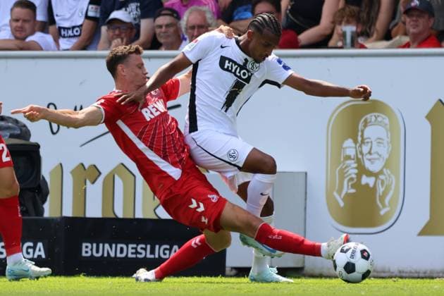 10.08.2024, Fussball, Herren, 2. Bundesliga, Saison 2024 2025, SV 07 Elversberg - 1. FC Köln, Filimon Gerezgiher (SV 07 Elversberg), Eric Martel (1. FC Koeln) Elversberg Ursapharm-Arena an der Kaiserlinde Saarland Deutschland (DE)