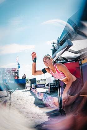 Beachvolleyball Frauen Allianz German Beach Tour 2024 Tourstop Kühlungsborn 10.08.2024 Kira Walkenhorst läuft in die Arena ein Kühlungsborn Strand an der Seebrücke Mecklenburg-Vorpommern Deutschland