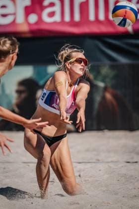 Beachvolleyball Frauen Allianz German Beach Tour 2024 Tourstop Kühlungsborn 10.08.2024 Tabea Schwarz nimmt den Ball an Kühlungsborn Strand an der Seebrücke Mecklenburg-Vorpommern Deutschland