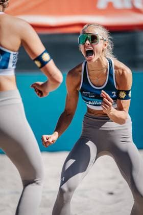Beachvolleyball Frauen Allianz German Beach Tour 2024 Tourstop Kühlungsborn 10.08.2024 Paula Schürholz jubelt nach dem Sieg Kühlungsborn Strand an der Seebrücke Mecklenburg-Vorpommern Deutschland