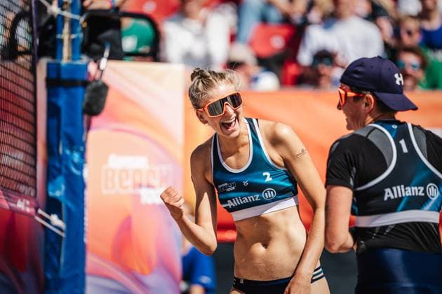 Beachvolleyball Frauen Allianz German Beach Tour 2024 Tourstop Kühlungsborn 10.08.2024 v.l. Nele Barber und Melanie Gernert freuen sich Kühlungsborn Strand an der Seebrücke Mecklenburg-Vorpommern Deutschland