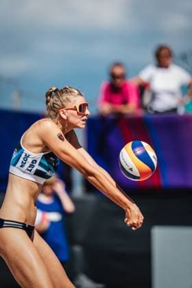 Beachvolleyball Frauen Allianz German Beach Tour 2024 Tourstop Kühlungsborn 10.08.2024 Nele Barber nimmt den Ball an Kühlungsborn Strand an der Seebrücke Mecklenburg-Vorpommern Deutschland