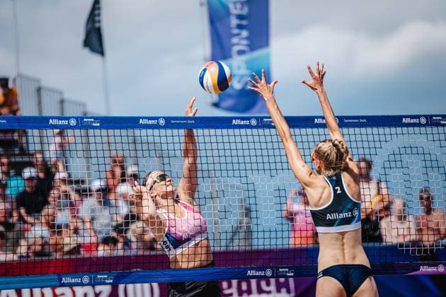 Beachvolleyball Frauen Allianz German Beach Tour 2024 Tourstop Kühlungsborn 10.08.2024 Isabel Schneider links beim Angriff gegen Nele Barber rechts Kühlungsborn Strand an der Seebrücke Mecklenburg-Vorpommern Deutschland