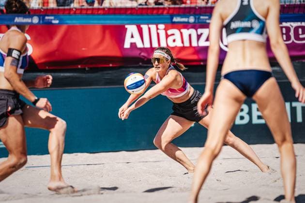 Beachvolleyball Frauen Allianz German Beach Tour 2024 Tourstop Kühlungsborn 10.08.2024 Isabel Schneider nimmt den Ball an Kühlungsborn Strand an der Seebrücke Mecklenburg-Vorpommern Deutschland