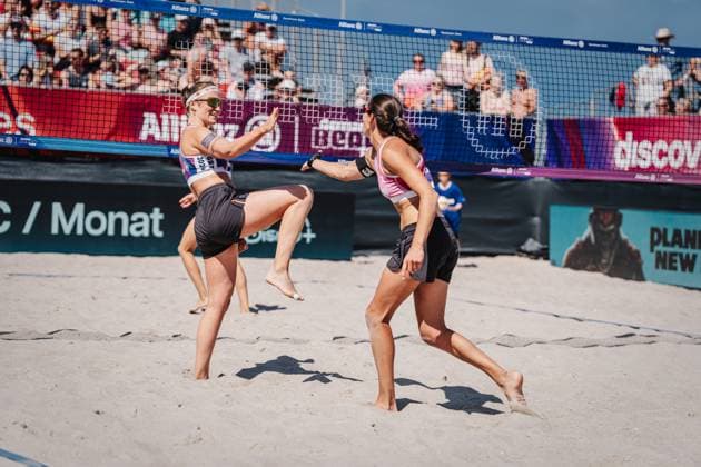 Beachvolleyball Frauen Allianz German Beach Tour 2024 Tourstop Kühlungsborn 10.08.2024 v.l. Isabel Schneider und Kira Walkenhorst klatschen ab Kühlungsborn Strand an der Seebrücke Mecklenburg-Vorpommern Deutschland