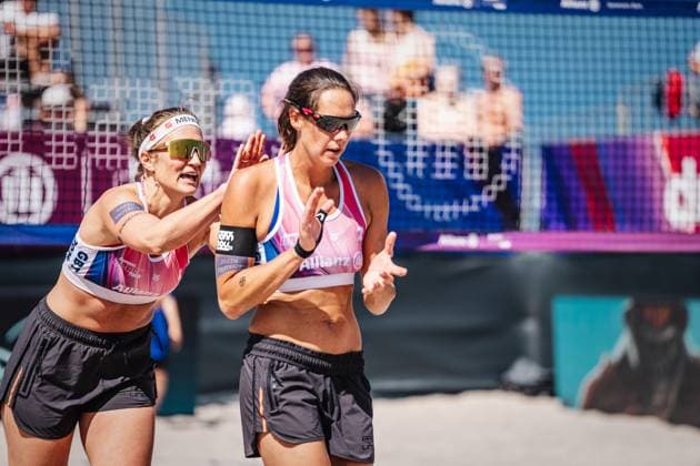 Beachvolleyball Frauen Allianz German Beach Tour 2024 Tourstop Kühlungsborn 10.08.2024 v.l. Isabel Schneider befeuert Kira Walkenhorst Kühlungsborn Strand an der Seebrücke Mecklenburg-Vorpommern Deutschland