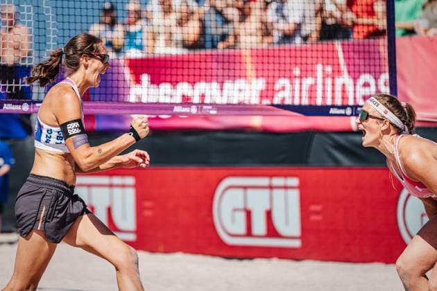 Beachvolleyball Frauen Allianz German Beach Tour 2024 Tourstop Kühlungsborn 10.08.2024 v.l. Kira Walkenhorst und Isabel Schneider jubeln nach dem Sieg Kühlungsborn Strand an der Seebrücke Mecklenburg-Vorpommern Deutschland