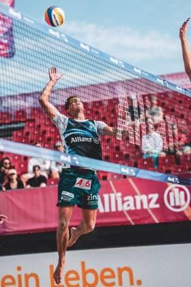 Beachvolleyball Männer Allianz German Beach Tour 2024 Tourstop Kühlungsborn 10.08.2024 Hennes Nissen beim Angriff Kühlungsborn Strand an der Seebrücke Mecklenburg-Vorpommern Deutschland