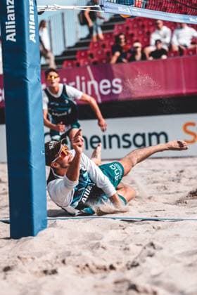 Beachvolleyball Männer Allianz German Beach Tour 2024 Tourstop Kühlungsborn 10.08.2024 Niklas Held rettet den Ball Kühlungsborn Strand an der Seebrücke Mecklenburg-Vorpommern Deutschland