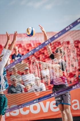Beachvolleyball Männer Allianz German Beach Tour 2024 Tourstop Kühlungsborn 10.08.2024 Milan Sievers beim Angriff Kühlungsborn Strand an der Seebrücke Mecklenburg-Vorpommern Deutschland
