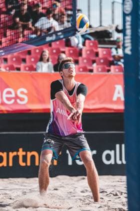 Beachvolleyball Männer Allianz German Beach Tour 2024 Tourstop Kühlungsborn 10.08.2024 Milan Sievers spielt den Ball Kühlungsborn Strand an der Seebrücke Mecklenburg-Vorpommern Deutschland