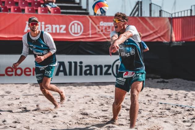 Beachvolleyball Männer Allianz German Beach Tour 2024 Tourstop Kühlungsborn 10.08.2024 Hennes Nissen nimmt den Ball an Kühlungsborn Strand an der Seebrücke Mecklenburg-Vorpommern Deutschland