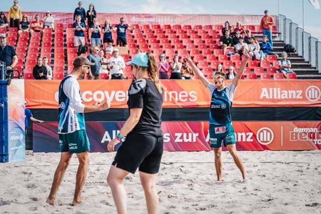 Beachvolleyball Männer Allianz German Beach Tour 2024 Tourstop Kühlungsborn 10.08.2024 v.l. Niklas Held und Hennes Nissen jubeln Kühlungsborn Strand an der Seebrücke Mecklenburg-Vorpommern Deutschland