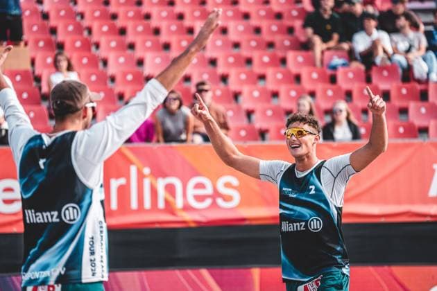 Beachvolleyball Männer Allianz German Beach Tour 2024 Tourstop Kühlungsborn 10.08.2024 v.l. Niklas Held und Hennes Nissen jubeln Kühlungsborn Strand an der Seebrücke Mecklenburg-Vorpommern Deutschland