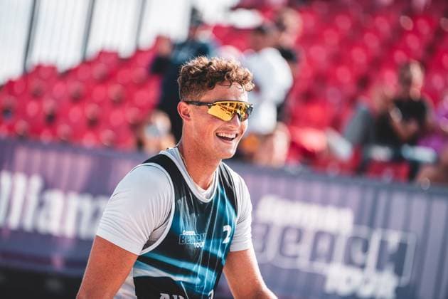 Beachvolleyball Männer Allianz German Beach Tour 2024 Tourstop Kühlungsborn 10.08.2024 Hennes Nissen freut sich Kühlungsborn Strand an der Seebrücke Mecklenburg-Vorpommern Deutschland