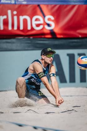 Beachvolleyball Männer Allianz German Beach Tour 2024 Tourstop Kühlungsborn 10.08.2024 Benedikt Sagstetter nimmt den Ball an Kühlungsborn Strand an der Seebrücke Mecklenburg-Vorpommern Deutschland